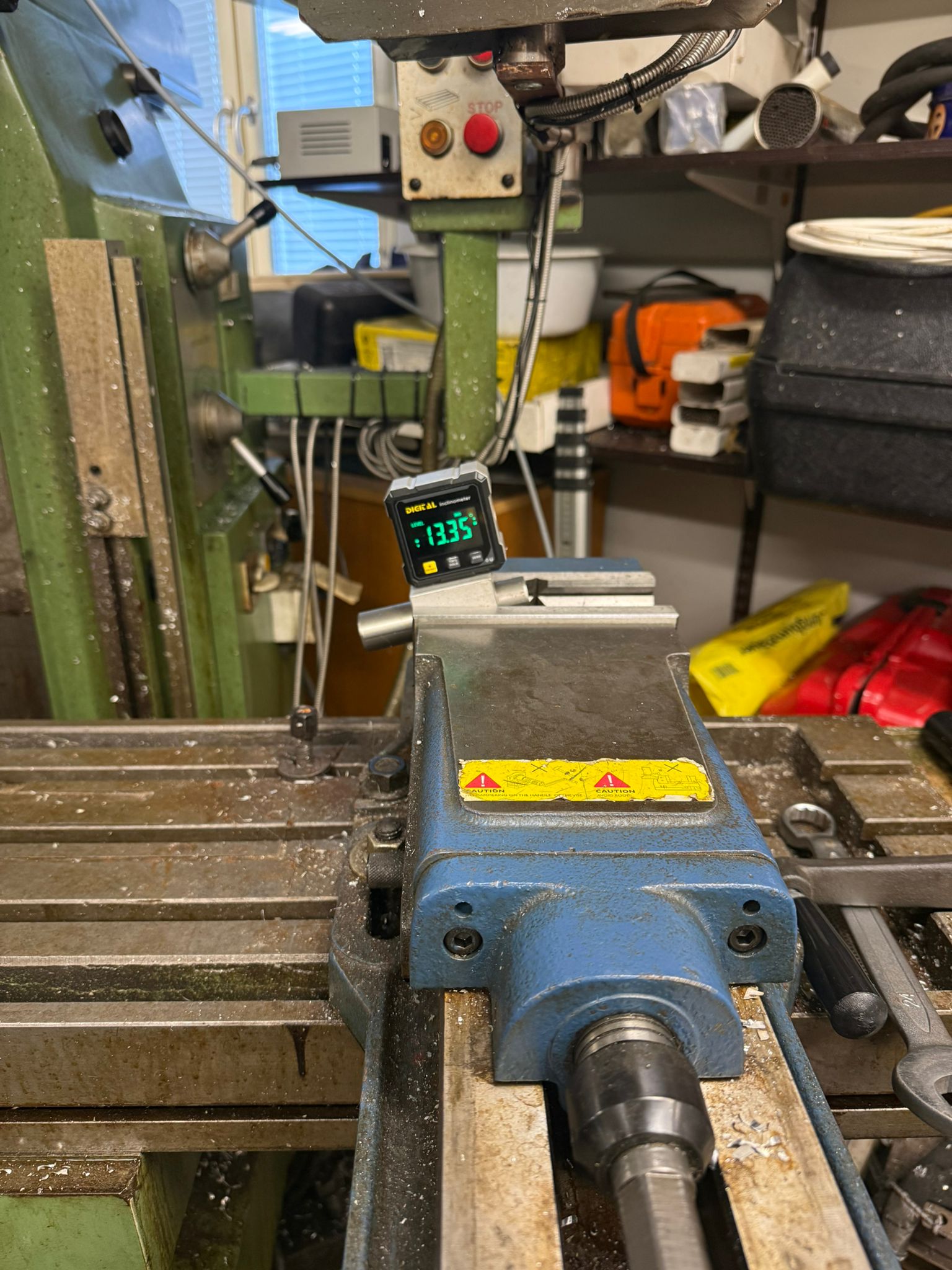 Digitaalinäyttö koneistuskeskuksessa