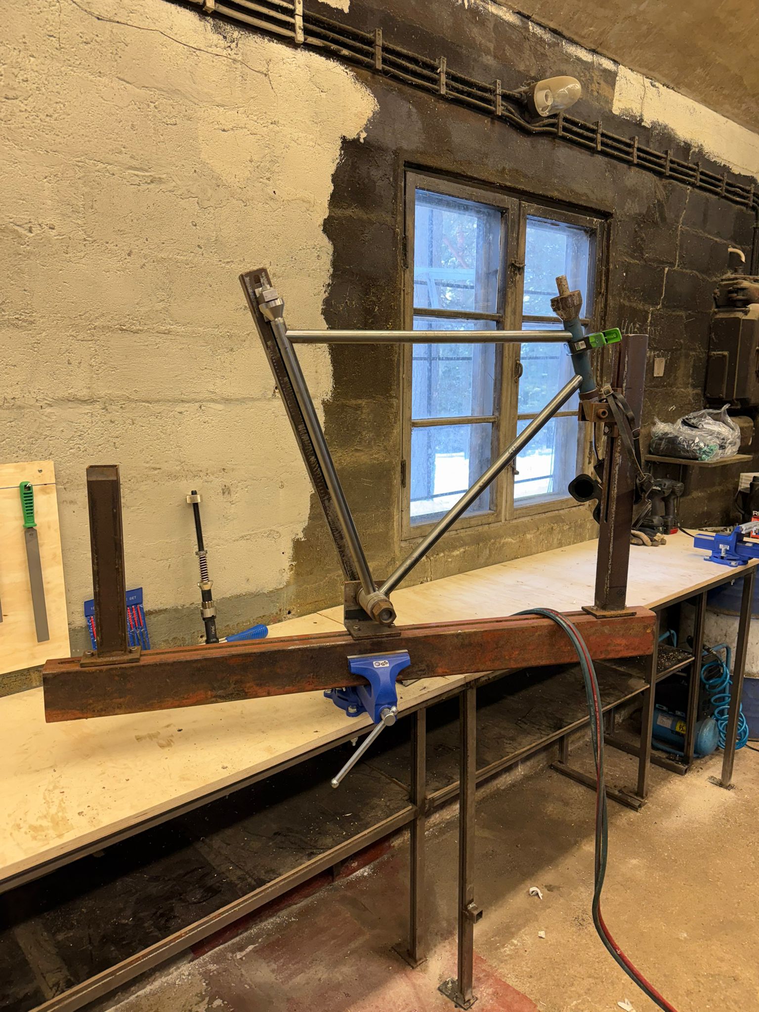 Polkupyörän teräsrunkoa juotetaan jigissä