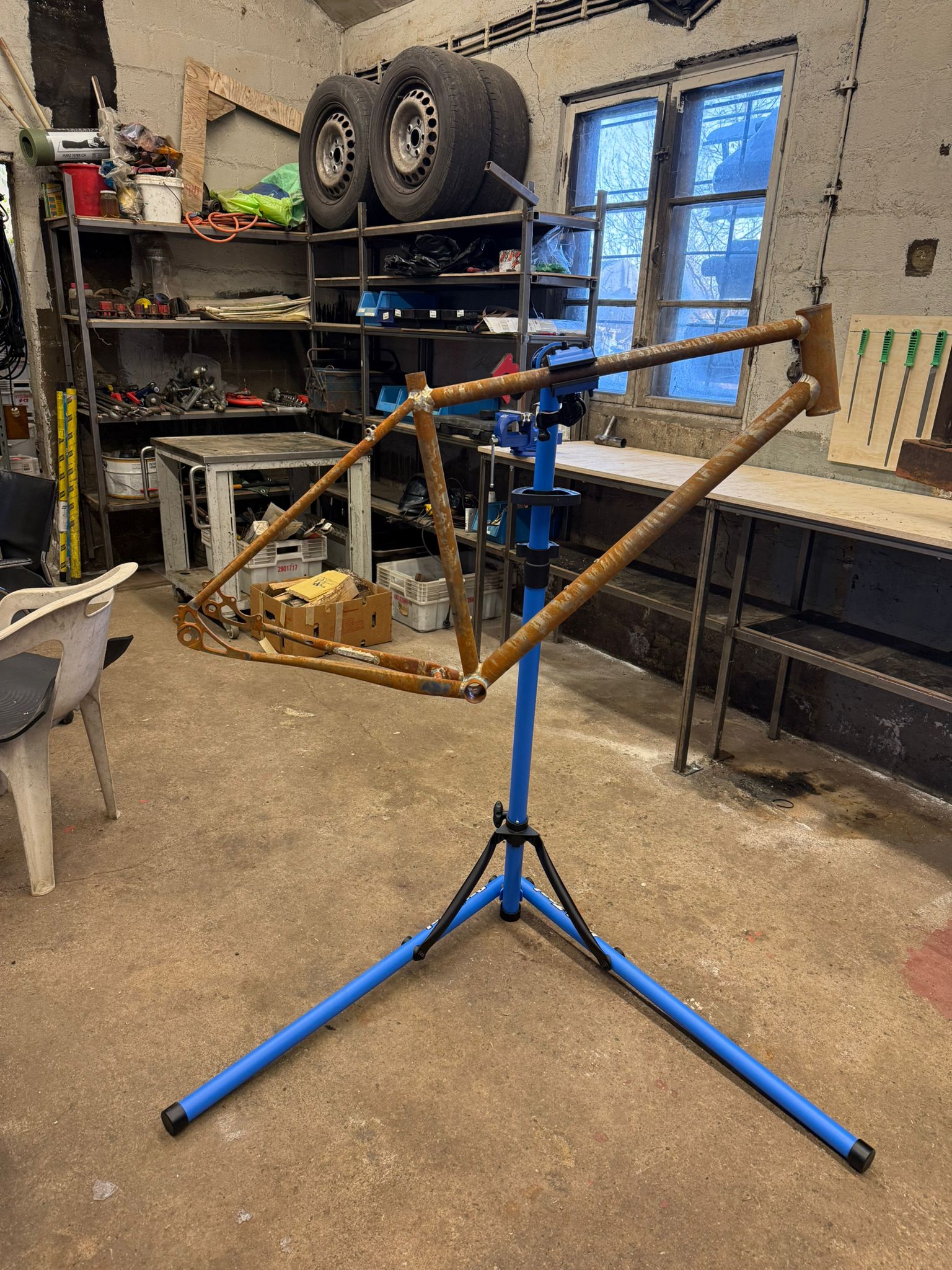 Käsin juotettu teräsrunkoinen polkupyörä Park Tool -huoltojalustalla