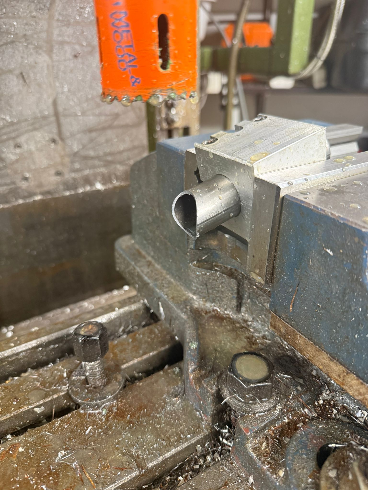 Teräsputken leikkaamista ruuvipuristimessa