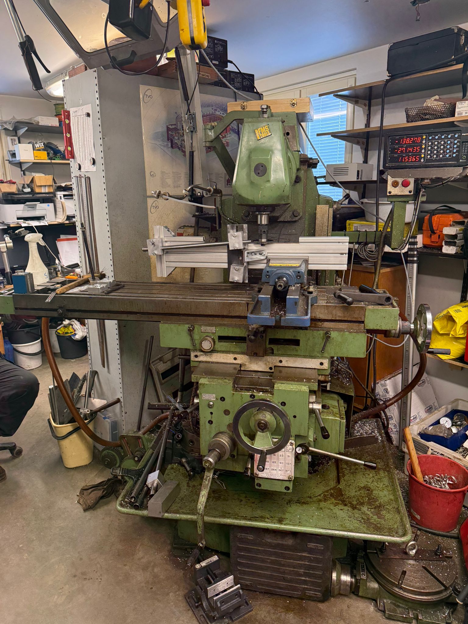 Kokonaiskuva työpajasta jyrsintöineen ja työkaluineen